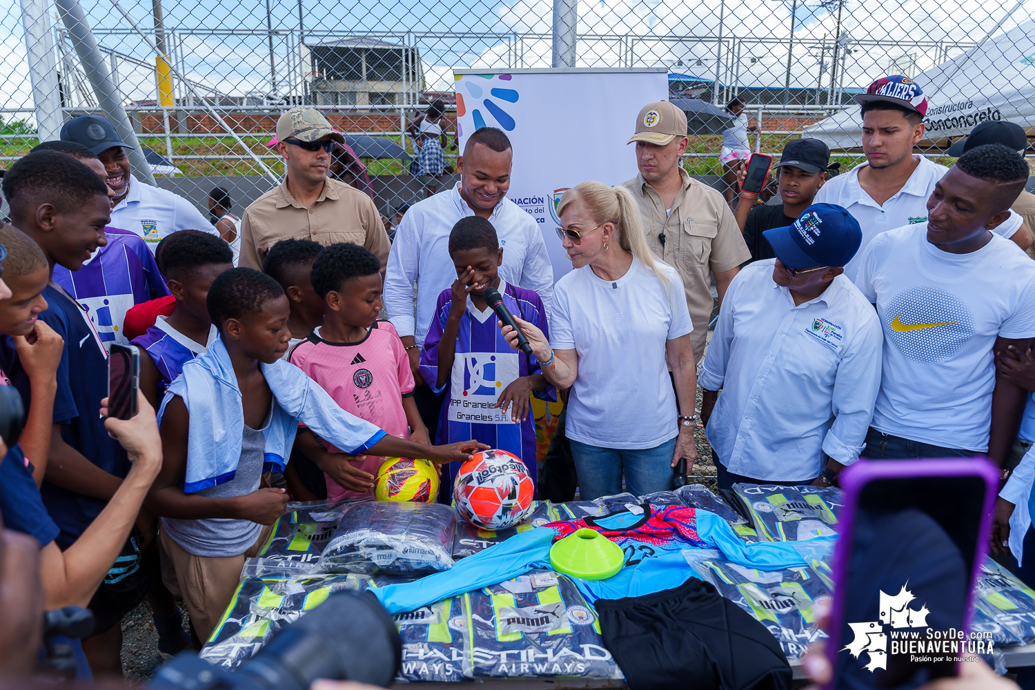 La Gobernación del Valle inauguró en Buenaventura tres nuevas canchas deportivas para promover la paz