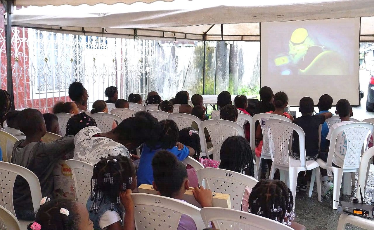 “Cine al Barrio” llevó cine y recreación al barrio El Firme, en Buenaventura