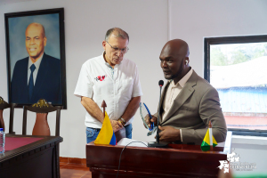 Roy Barreras regresa a Colombia y visita Buenaventura: “Decidí llegar y recorrer mi familia de Colombia”