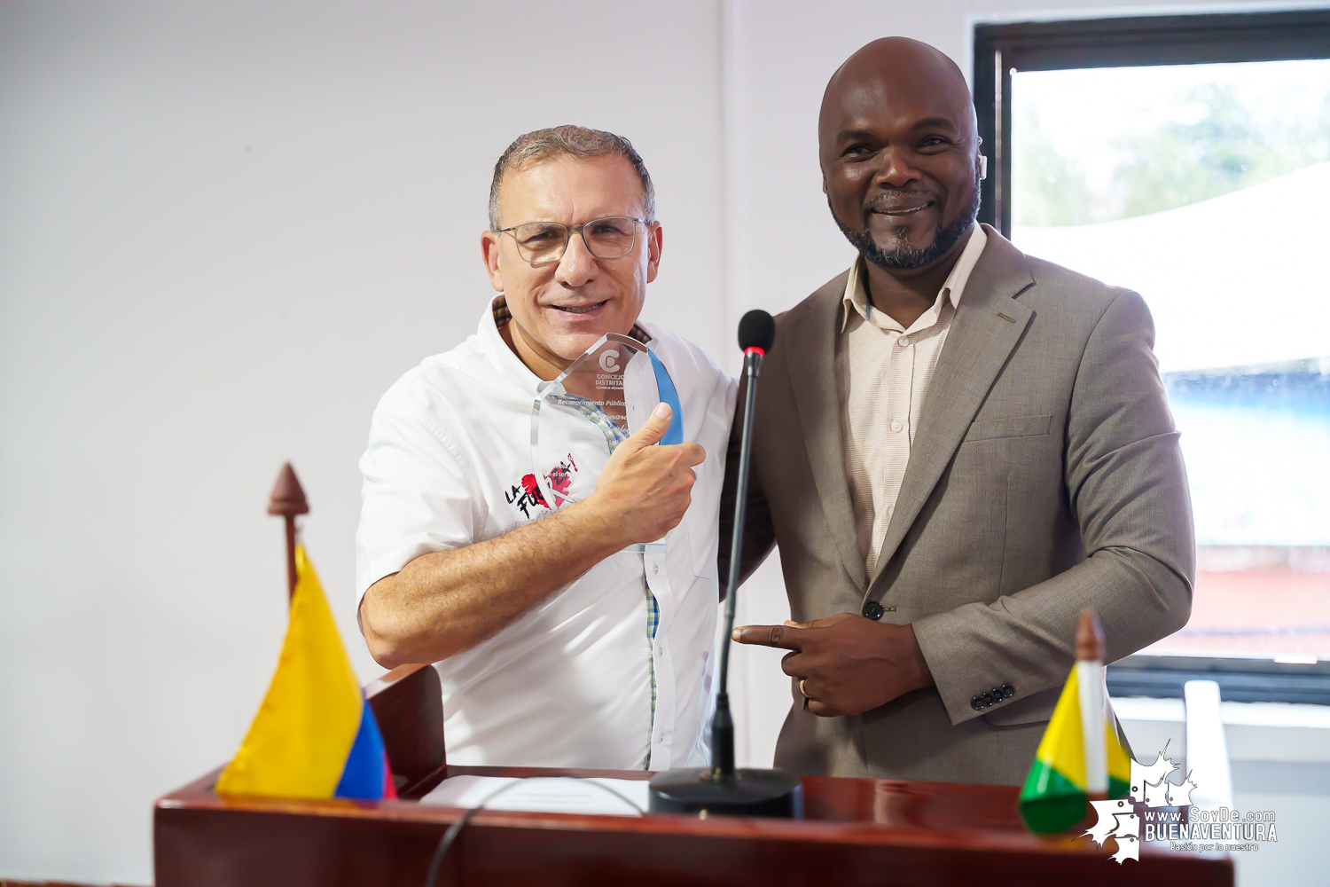 Roy Barreras regresa a Colombia y visita Buenaventura: “Decidí llegar y recorrer mi familia de Colombia”