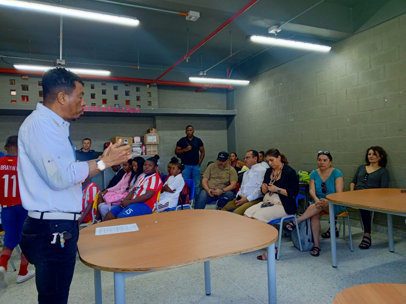 Embajadora de Chile y docentes trabajaron en Buenaventura en torno a la Cultura de Paz