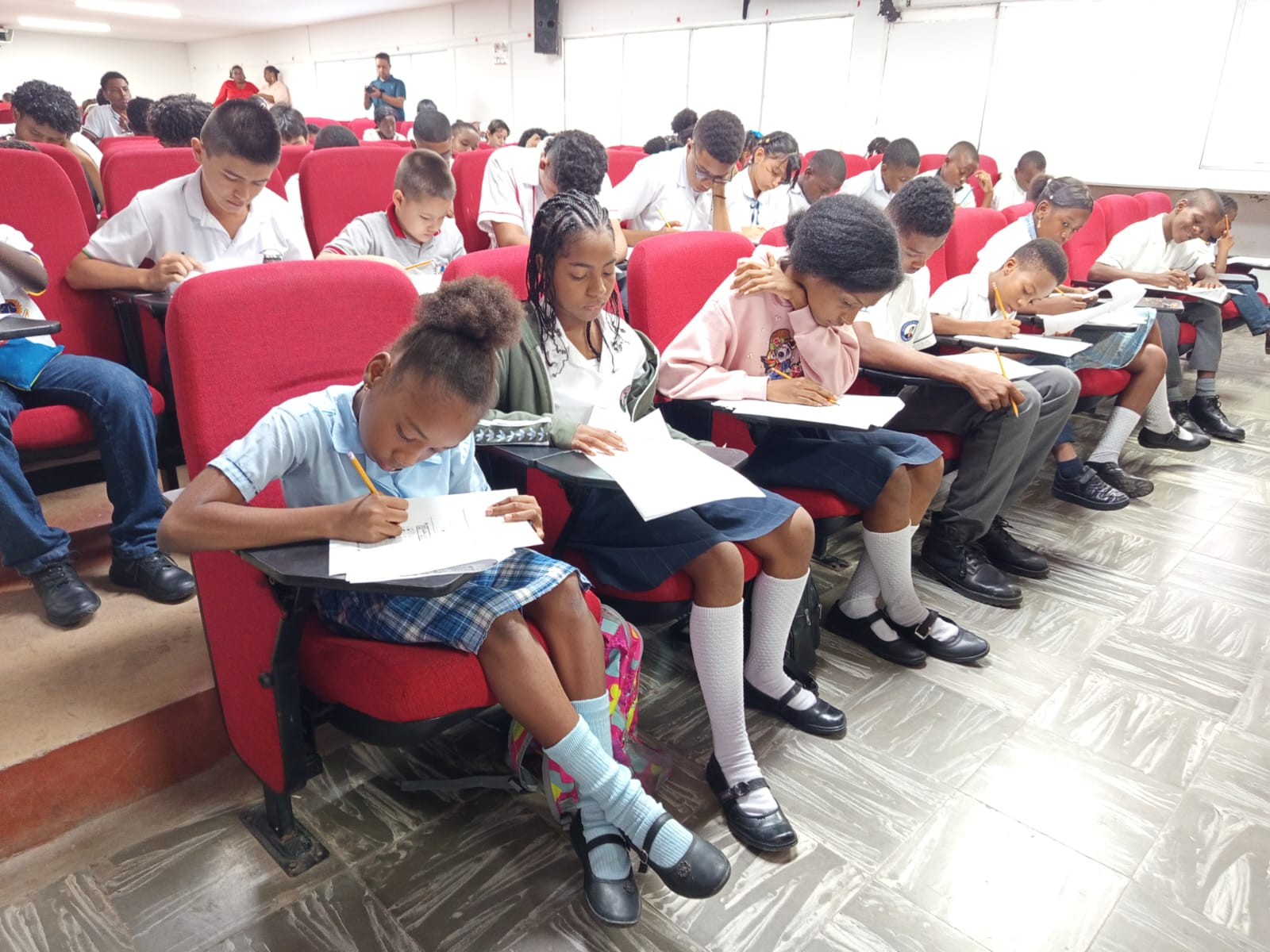 140 estudiantes participaron en la semifinal de las I Olimpiadas Distritales en Matemáticas en Buenaventura 