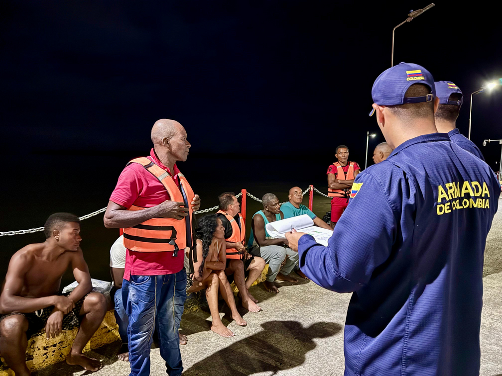 La Armada de Colombia rescató náufragos cerca del río Naya