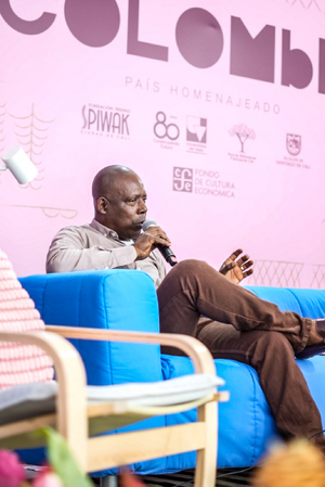 En la FILCali se presentó el libro "Polvo en el Aire" del profesor Wilson Caicedo