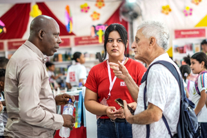 En la FILCali se presentó el libro "Polvo en el Aire" del profesor Wilson Caicedo
