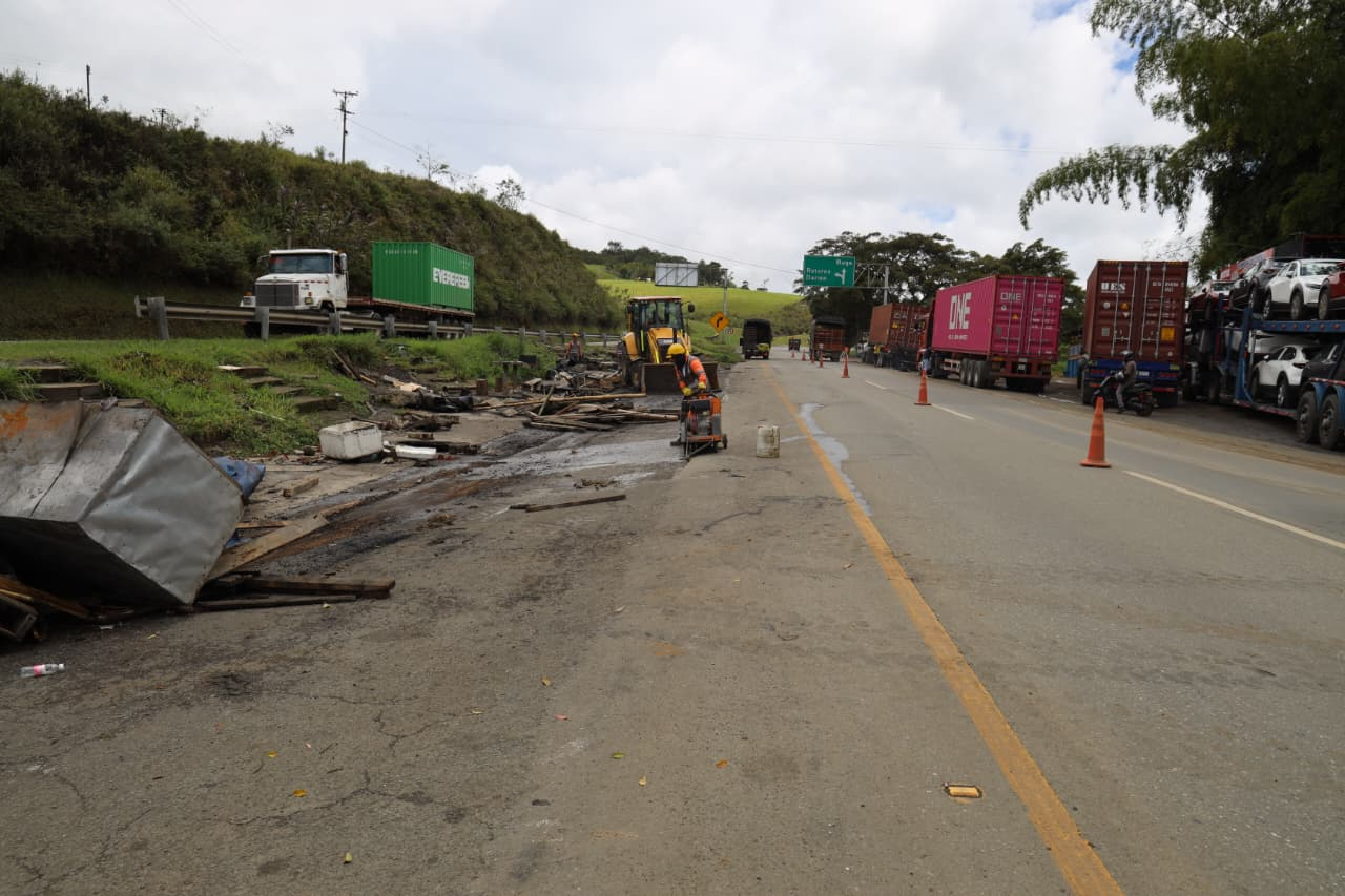 La Unión Vial Camino del Pacífico logra la liberación del predio PR 98 en Yotoco: Un nuevo comienzo para las vendedoras de Jiguales