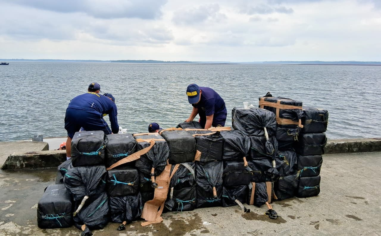 La Armada de Colombia incauta cerca de tres toneladas de clorhidrato de coca&iacute;na cerda de Tumaco