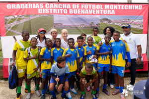 Gobernadora del Valle y Alcaldesa de Buenaventura iniciaron simb&oacute;licamente la construcci&oacute;n de grader&iacute;as en la cancha del barrio Montechino 