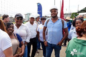Gobernadora del Valle y Alcaldesa de Buenaventura iniciaron simb&oacute;licamente la construcci&oacute;n de grader&iacute;as en la cancha del barrio Montechino 