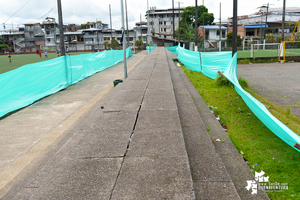 Gobernadora del Valle y Alcaldesa de Buenaventura iniciaron simb&oacute;licamente la construcci&oacute;n de grader&iacute;as en la cancha del barrio Montechino 