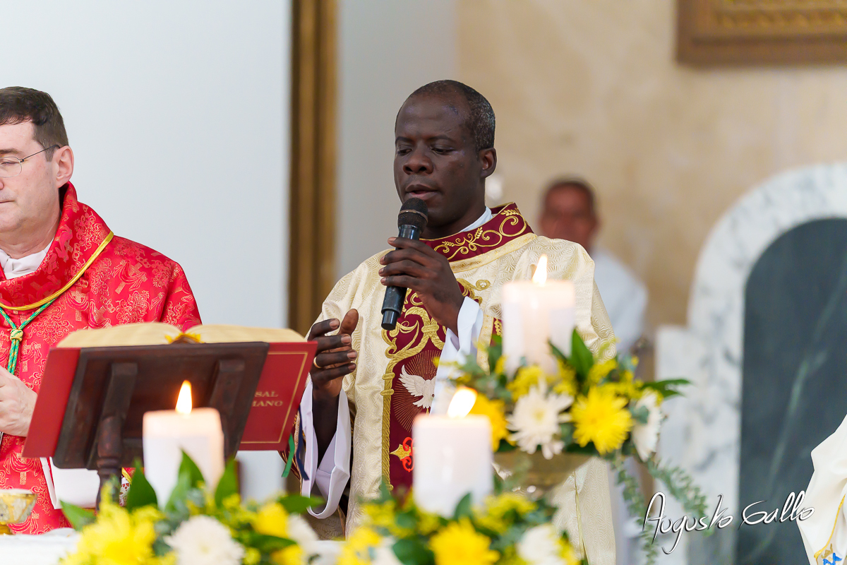 Buenaventura record&oacute; a Monse&ntilde;or Gerardo Valencia Cano con misa intercultural