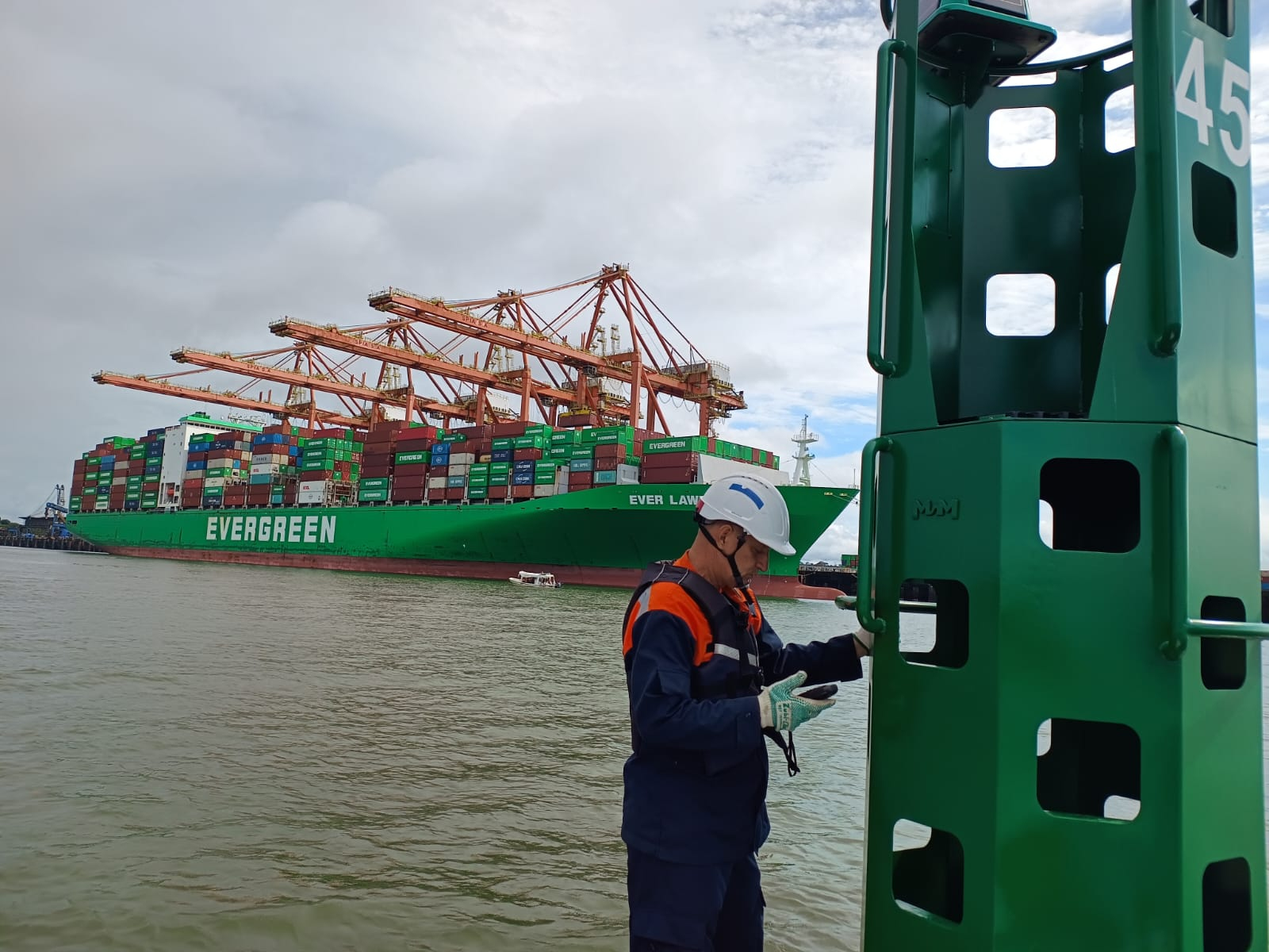 La Dimar inicia mantenimiento de 146 ayudas a la navegaci&oacute;n en el Pac&iacute;fico colombiano