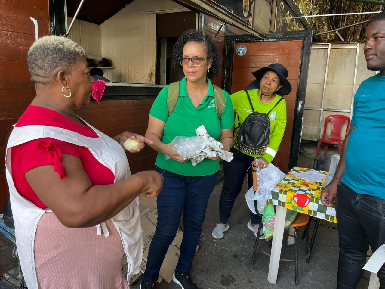 Jornada de reciclaje en el Malec&oacute;n de Buenaventura vincula comerciantes y gestores ambientales