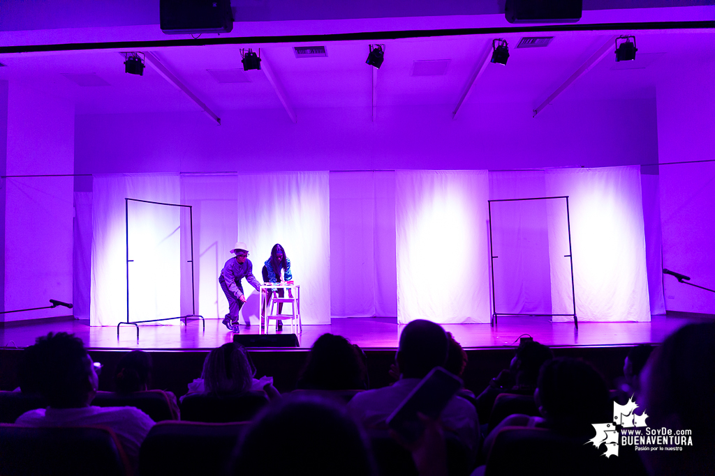 &ldquo;El Rinoceronte&rdquo;: El teatro de lo absurdo se tom&oacute; a Buenaventura con el auditorio de Comfenalco lleno