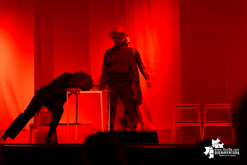 &ldquo;El Rinoceronte&rdquo;: El teatro de lo absurdo se tom&oacute; a Buenaventura con el auditorio de Comfenalco lleno