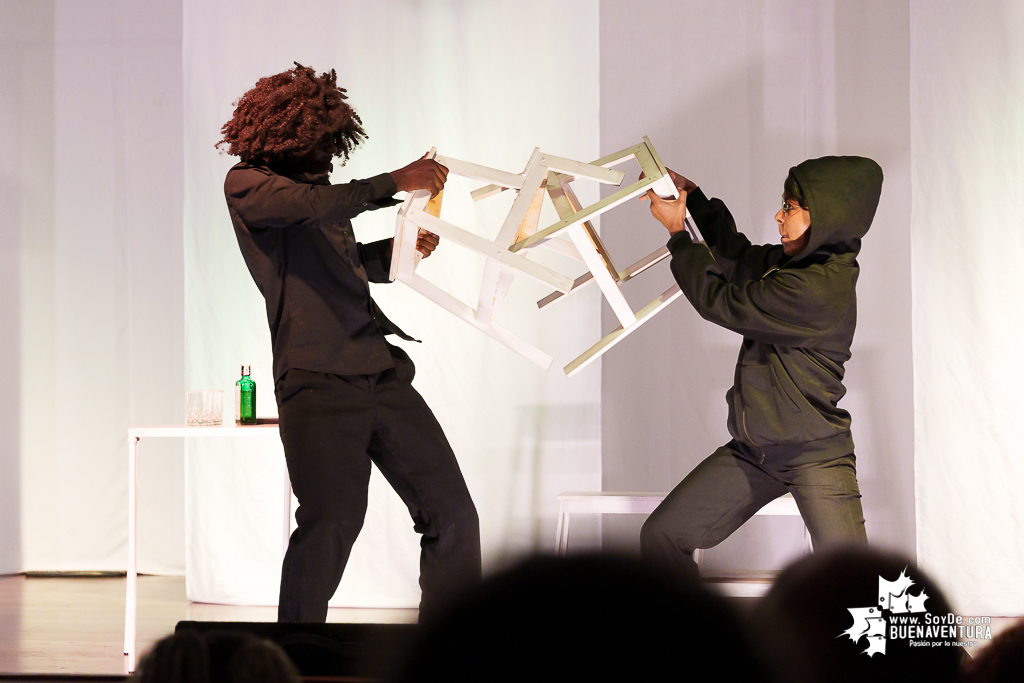 &ldquo;El Rinoceronte&rdquo;: El teatro de lo absurdo se tom&oacute; a Buenaventura con el auditorio de Comfenalco lleno