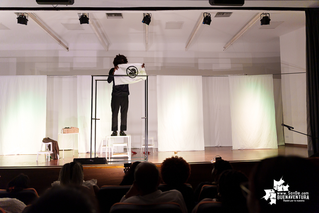 &ldquo;El Rinoceronte&rdquo;: El teatro de lo absurdo se tom&oacute; a Buenaventura con el auditorio de Comfenalco lleno