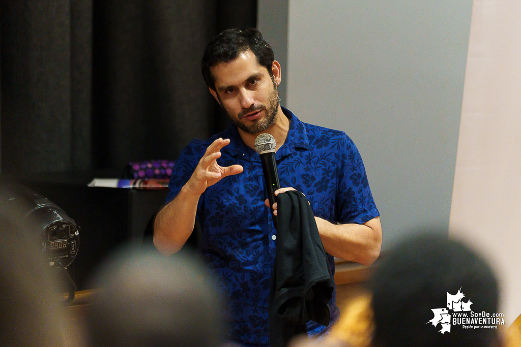 El teatro colombiano inspirado en el Quijote cautiva al p&uacute;blico en Buenaventura en la Temporada de Teatro Mar Adentro de Univalle Seccional Pac&iacute;fico