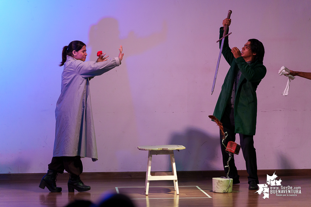 El teatro colombiano inspirado en el Quijote cautiva al p&uacute;blico en Buenaventura en la Temporada de Teatro Mar Adentro de Univalle Seccional Pac&iacute;fico