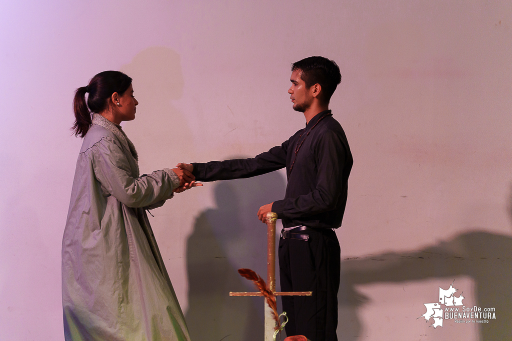 El teatro colombiano inspirado en el Quijote cautiva al p&uacute;blico en Buenaventura en la Temporada de Teatro Mar Adentro de Univalle Seccional Pac&iacute;fico