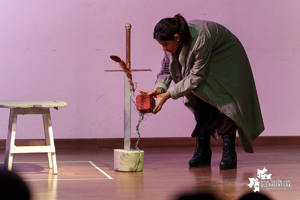 El teatro colombiano inspirado en el Quijote cautiva al p&uacute;blico en Buenaventura en la Temporada de Teatro Mar Adentro de Univalle Seccional Pac&iacute;fico