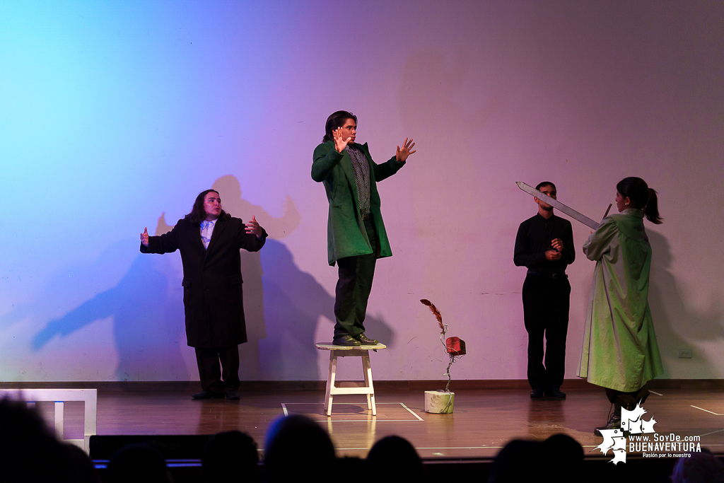 El teatro colombiano inspirado en el Quijote cautiva al p&uacute;blico en Buenaventura en la Temporada de Teatro Mar Adentro de Univalle Seccional Pac&iacute;fico