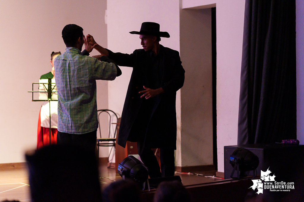 El teatro colombiano inspirado en el Quijote cautiva al p&uacute;blico en Buenaventura en la Temporada de Teatro Mar Adentro de Univalle Seccional Pac&iacute;fico