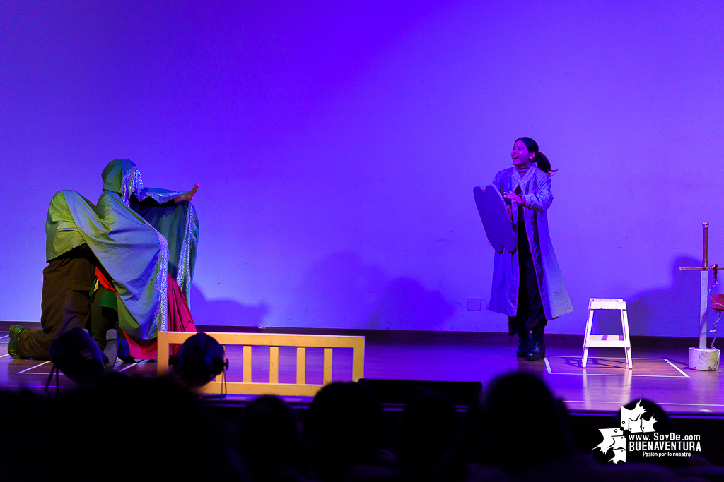 El teatro colombiano inspirado en el Quijote cautiva al p&uacute;blico en Buenaventura en la Temporada de Teatro Mar Adentro de Univalle Seccional Pac&iacute;fico