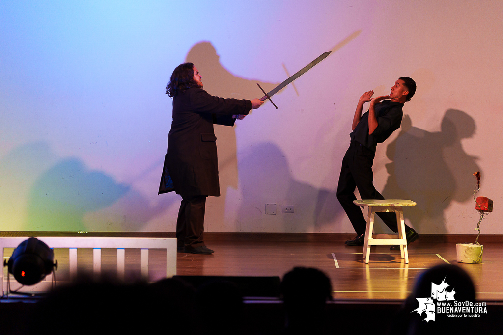 El teatro colombiano inspirado en el Quijote cautiva al p&uacute;blico en Buenaventura en la Temporada de Teatro Mar Adentro de Univalle Seccional Pac&iacute;fico