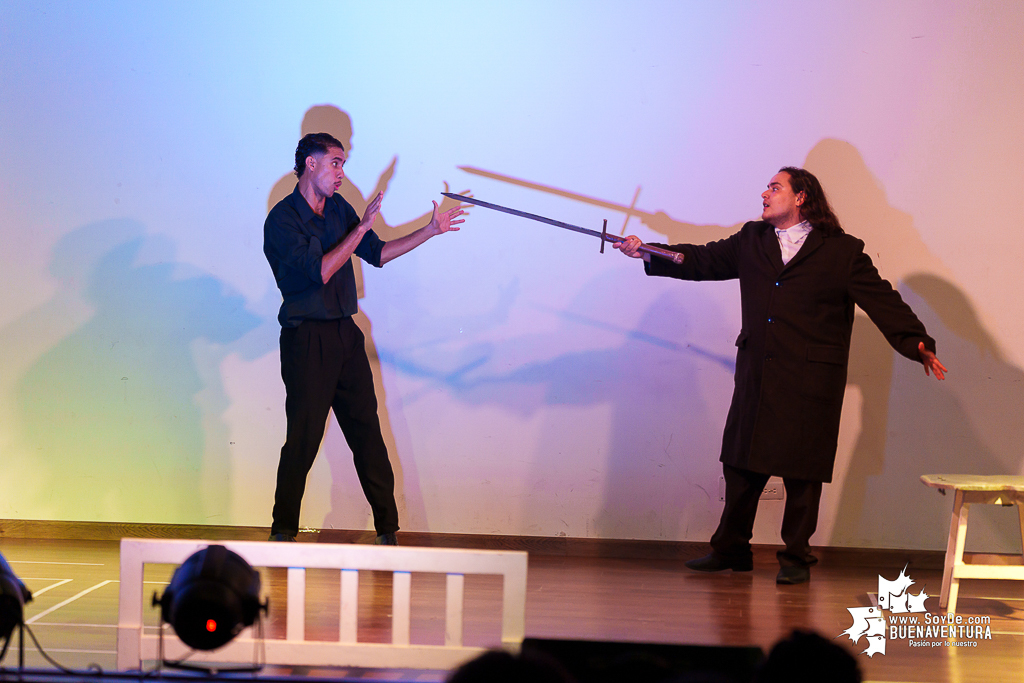 El teatro colombiano inspirado en el Quijote cautiva al p&uacute;blico en Buenaventura en la Temporada de Teatro Mar Adentro de Univalle Seccional Pac&iacute;fico