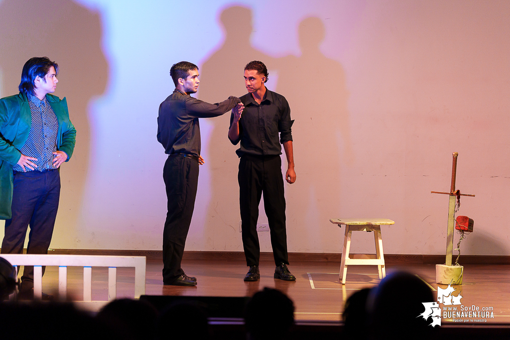 El teatro colombiano inspirado en el Quijote cautiva al p&uacute;blico en Buenaventura en la Temporada de Teatro Mar Adentro de Univalle Seccional Pac&iacute;fico