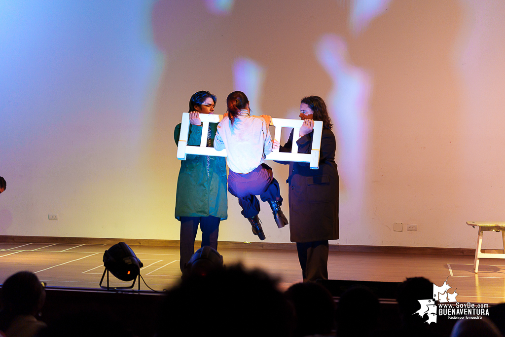El teatro colombiano inspirado en el Quijote cautiva al p&uacute;blico en Buenaventura en la Temporada de Teatro Mar Adentro de Univalle Seccional Pac&iacute;fico