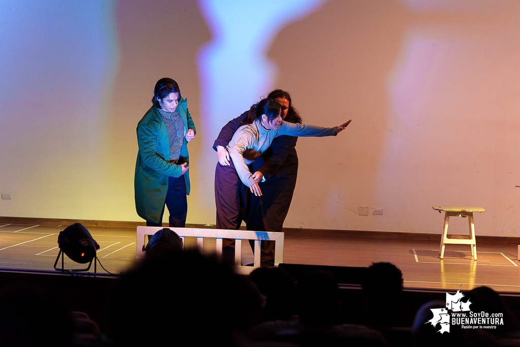 El teatro colombiano inspirado en el Quijote cautiva al p&uacute;blico en Buenaventura en la Temporada de Teatro Mar Adentro de Univalle Seccional Pac&iacute;fico
