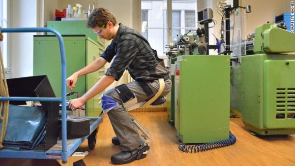 Una startup suiza inventa una silla de llevar encima
