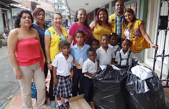 Club de Leones dona calzado a estudiantes del programa Niños a la Escuela con Zapatos