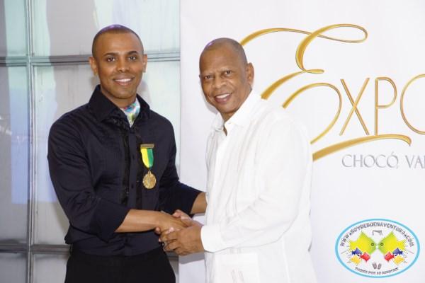 Edwing D Angelo recibió la medalla al Mérito Cívico Pascual de Andagoya durante desfile
