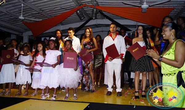 Etnia One realizó desfile de graduación de modelos
