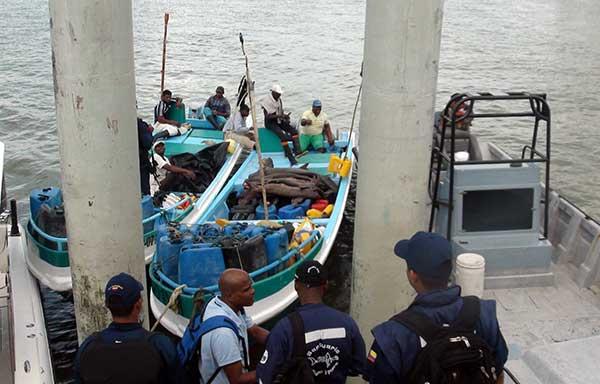 Armada Nacional retiene dos embarcaciones de bandera ecuatoriana con pesca ilegal en Malpelo