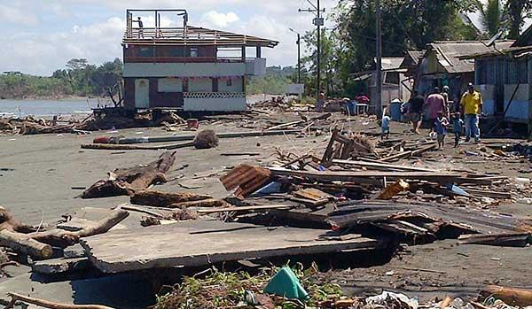 Erosi&oacute;n costera por altas mareas del fin de semana dej&oacute; afectadas a 131 familias en La Bocana y La Barra