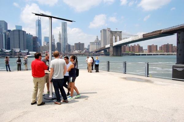 Nueva York instala estaciones solares de recarga de teléfonos, tablets y otros dispositivos