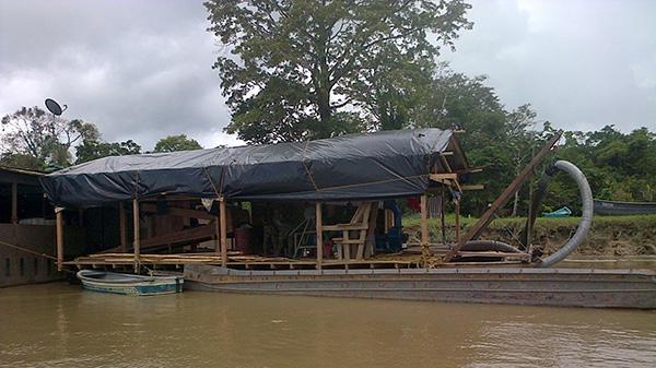 Armada Nacional inmoviliza estructura flotante utilizada como draga para minería ilegal