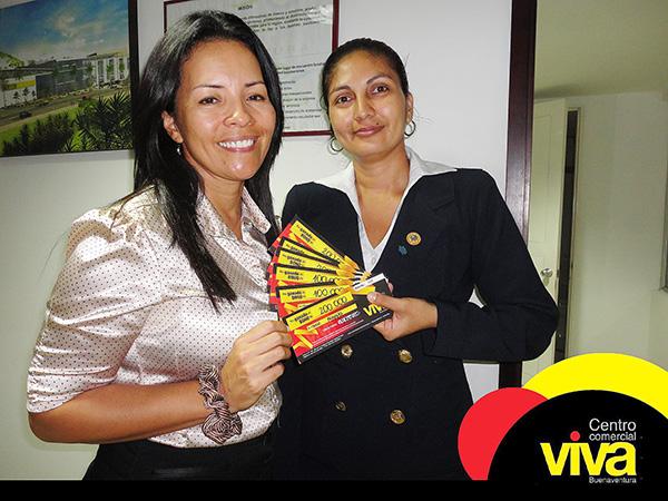 El Centro Comercial Viva Buenaventura entrega premio a ganadora de sorteo