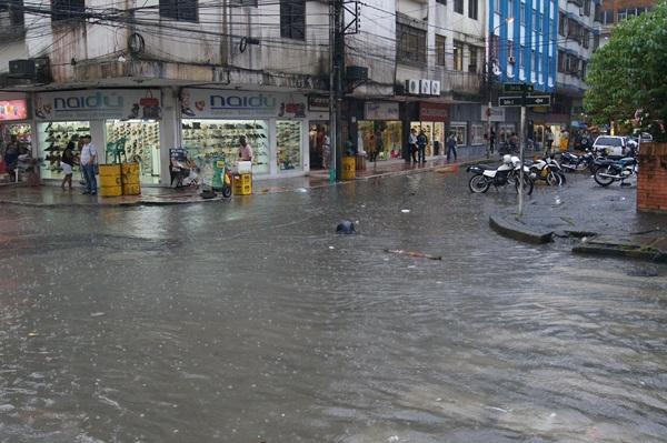 La SAAB responsabiliz&oacute; a Hidropac&iacute;fico de las inundaciones en las calles por fuertes lluvias