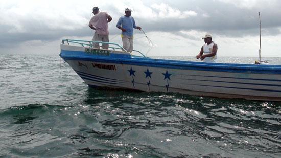 Rescatados tres ecuatorianos en el mar pacífico