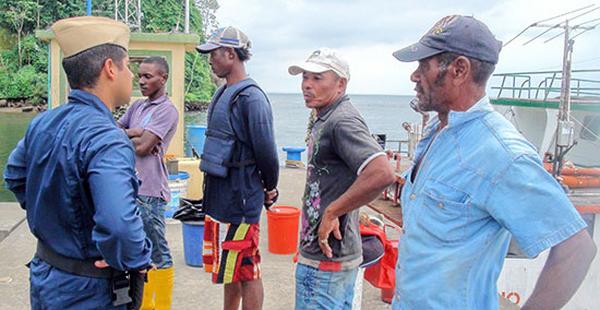 Cuatro pescadores rescatados en el pac&iacute;fico por la Armada Nacional