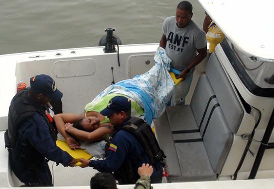 Armada Nacional rescata personas en el mar pacífico