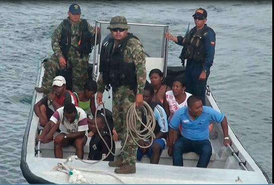 Armada Nacional rescata ocho náufragos en el pacífico