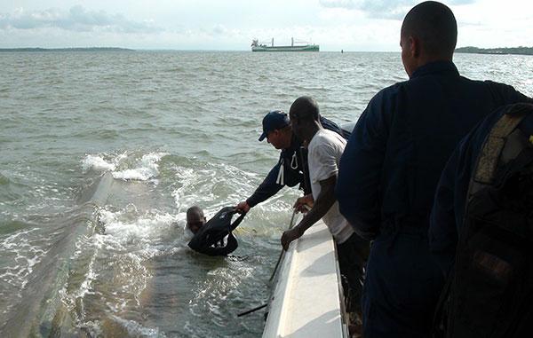 Armada Nacional rescata dos personas en el pac&iacute;fico