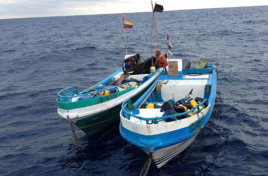Retenidas dos embarcaciones ecuatorianas en aguas colombianas