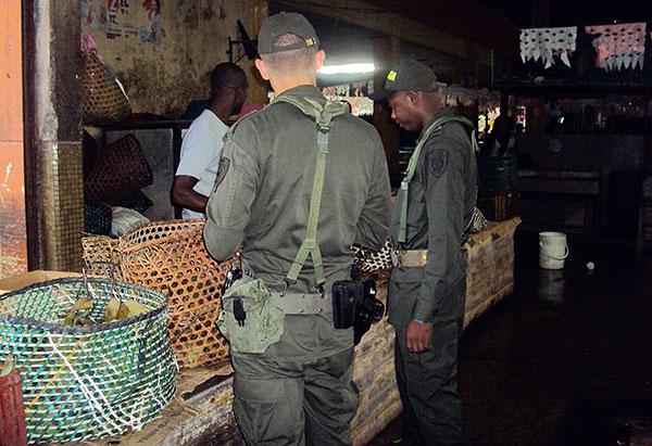 Más de 150 policías se toman la plaza de mercado José Hilario López de Pueblo Nuevo